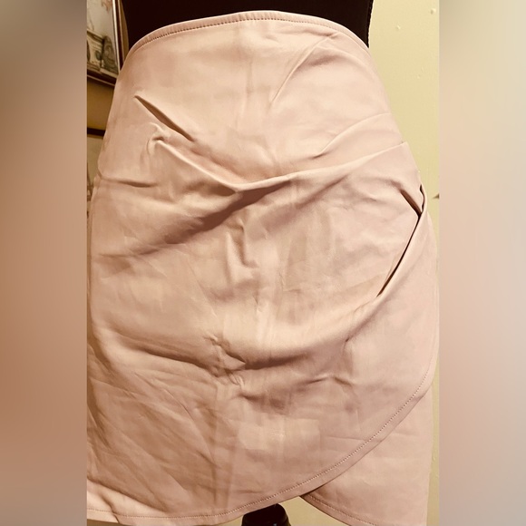 Nice skirt for this time of the year. Great to use with boots. - Picture 1 of 3